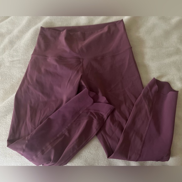 Lululemon mauve scalloped leggings with mesh vents - Picture 2 of 3